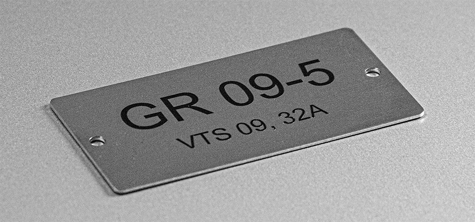 Skylt i graverad metall